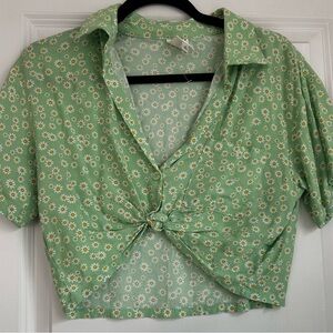 Cropped shirt with buttons